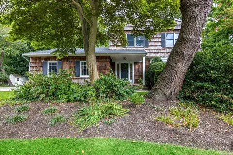 35 Dogwood Hollow Ln, Miller Place, NY 11764