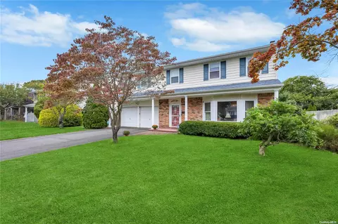 65 Primrose Ln, Kings Park, NY 11754