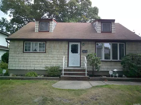 262 Waldo St, Copiague, NY 11726