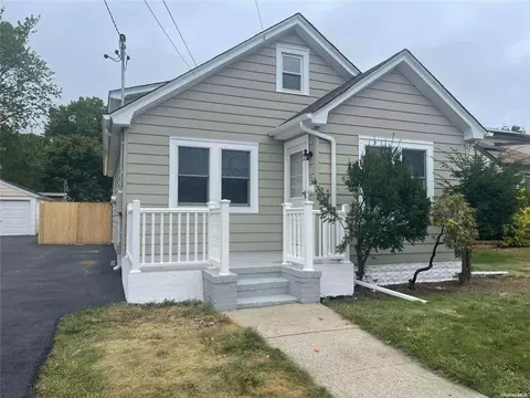 37 Orchard St, Merrick, NY 11566
