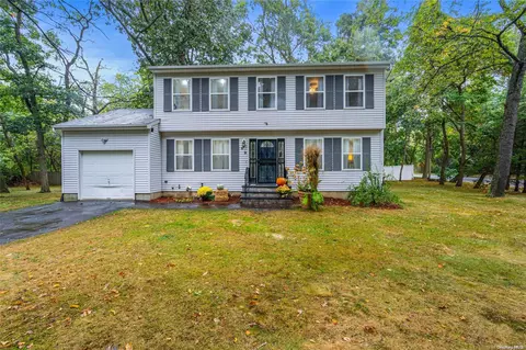 69 Delamere St, Huntington, NY 11743