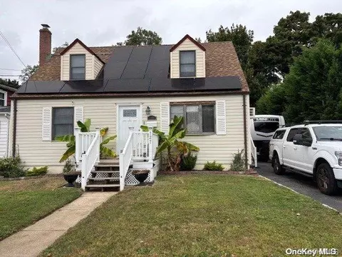 127 Garden St, Copiague, NY 11726
