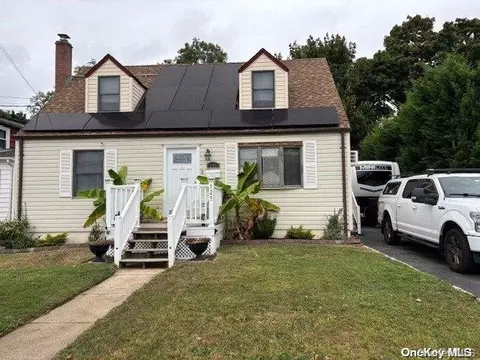 127 Garden St, Copiague, NY 11726