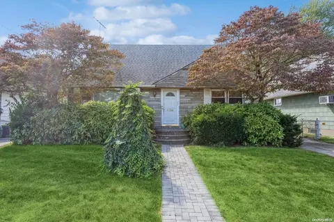1015 N 7th St, North Hempstead, NY 11040