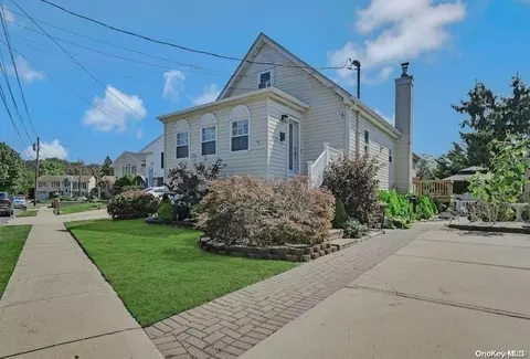 425 Nevada St, Lindenhurst, NY 11757