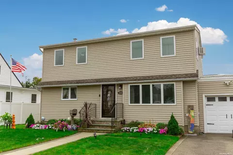 3194 Roxbury Ln, Levittown, NY 11756
