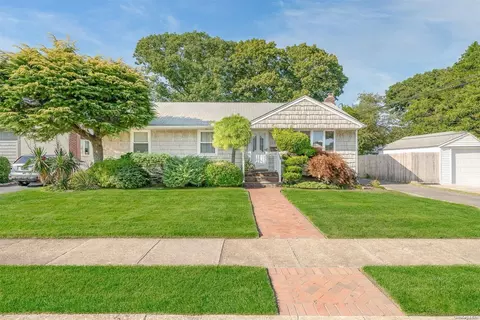 3995 Worthmor Dr, Seaford, NY 11783