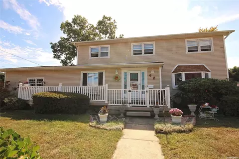 42 Westminster Ln, West Islip, NY 11795