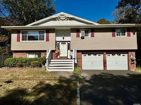 39 Pearl Ct, Sayville, NY 11782