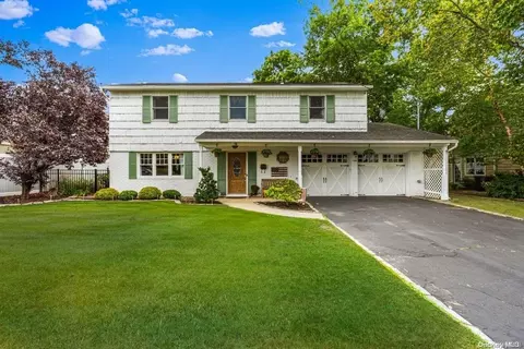 18 Hilary Dr, Bayville, NY 11709