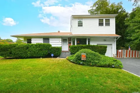 71 Parkway Dr N, Commack, NY 11725