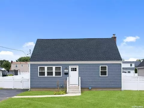 169 W 20th St, Deer Park, NY 11729