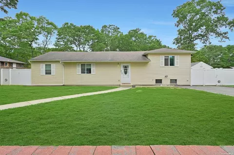 57 W End Ave, Shirley, NY 11967