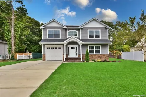 96 County Line Rd, Amityville, NY 11701