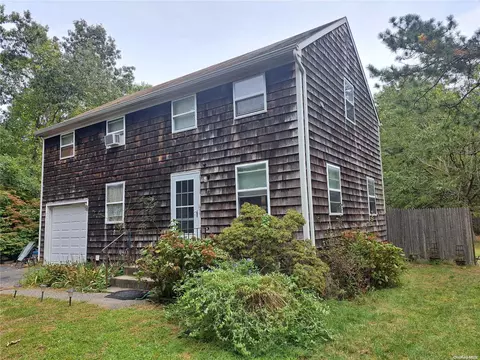 6 Corbett Ct, East Quogue, NY 11942