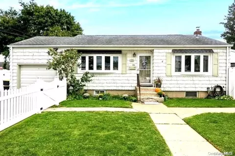 26 Seward St, West Babylon, NY 11704