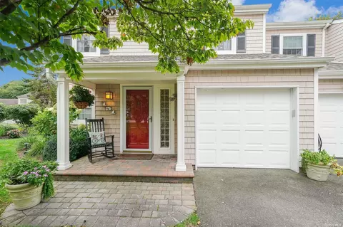 151 Boathouse Ln #151, Bay Shore, NY 11706