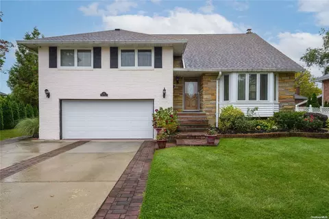 615 Gary Pl, North Hempstead, NY 11590
