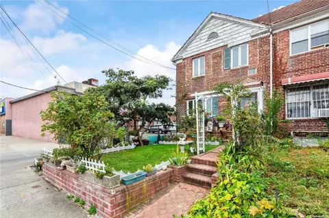 77-10 Utopia Pkwy, New York, NY 11366