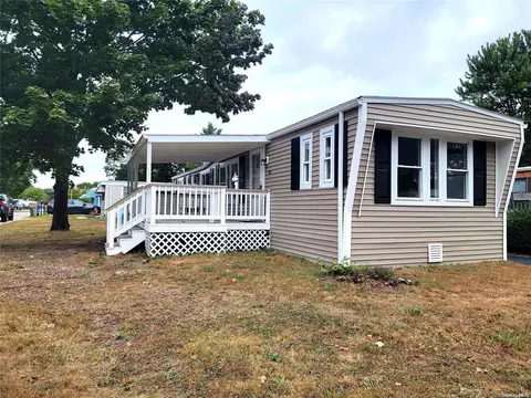 49 Buttercup Dr, Bohemia, NY 11716