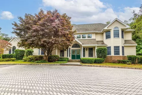 8 Tavern Way, Setauket, NY 11733