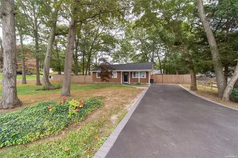 124 Carlton Dr, Shirley, NY 11967