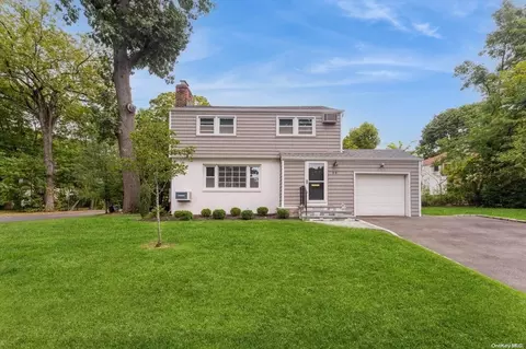 33 Georgian Ln, North Hempstead, NY 11024