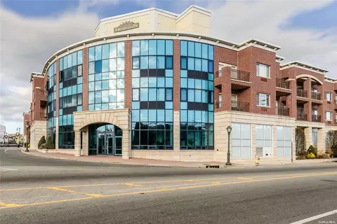 130 Post Ave #318, North Hempstead, NY 11590