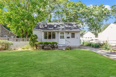 122 Truberg Ave, Patchogue, NY 11772
