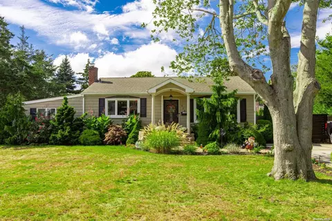 358 Bernice Dr, Bayport, NY 11705