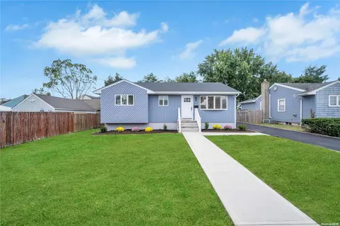 227 Bergen Ct, Copiague, NY 11726