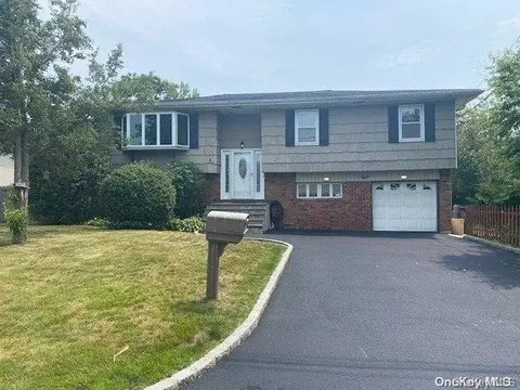 8 Maddox Ave, Islip, NY 11751
