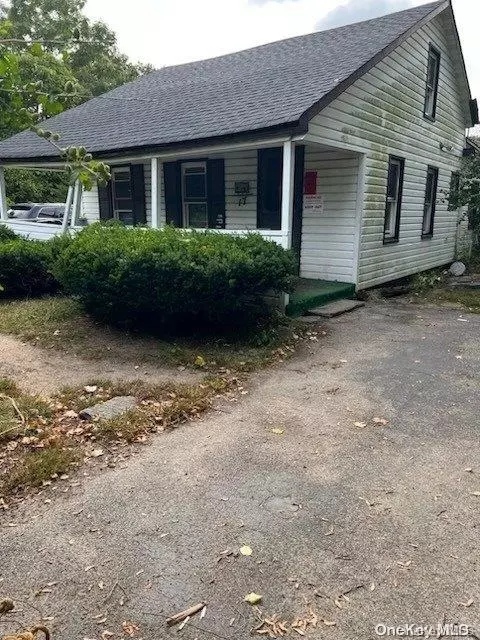 17 Vail Ave, Riverhead, NY 11901