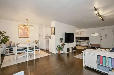 6 Birchwood Ct #4F, North Hempstead, NY 11501