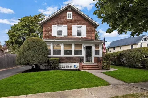 11 Vail St, Islip, NY 11751