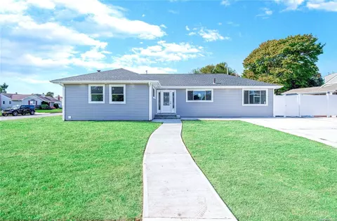 28 High St, Farmingdale, NY 11735