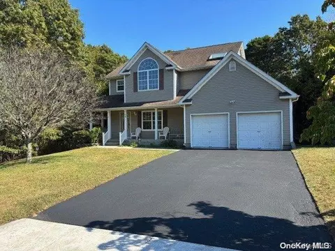 15 Oceanview Blvd, Manorville, NY 11949