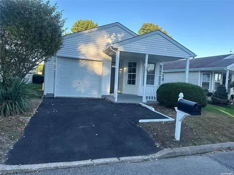 20 Dogwood Ln #20, Manorville, NY 11949