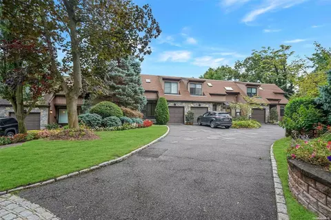 16 Pony Cir #16, North Hempstead, NY 11577