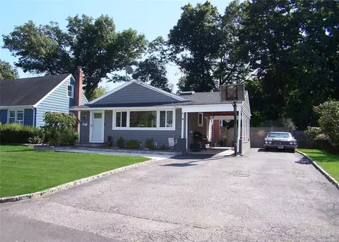4 Joshua St, Huntington Station, NY 11746