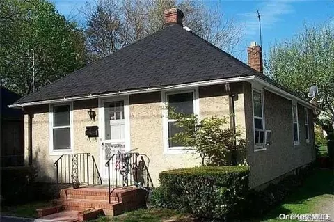 16 Helen Ln, North Hempstead, NY 11024