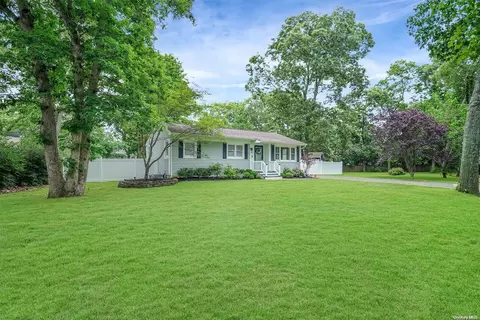 40 Cove St, Riverhead, NY 11901