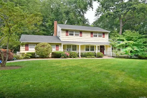 8 Hobart Ct, Dix Hills, NY 11746