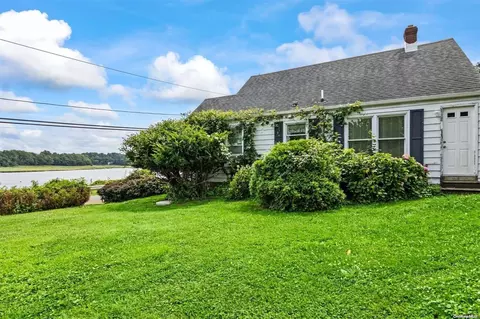 224 Riviera Dr, Kings Park, NY 11754
