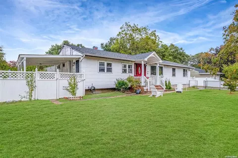 11 Indiana Ave, Bay Shore, NY 11706