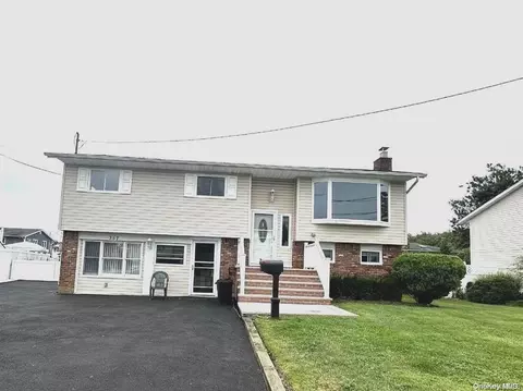 357 Idaho St, Lindenhurst, NY 11757