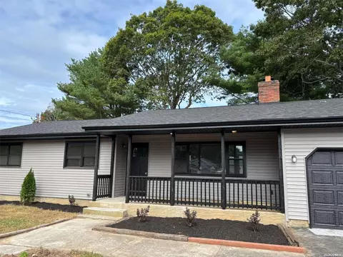 5 Schenk Dr, Shirley, NY 11967