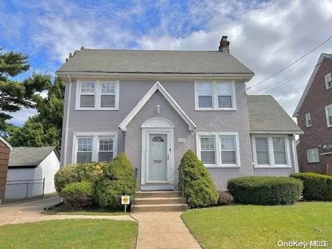 110 Millington Pl, North Hempstead, NY 11501
