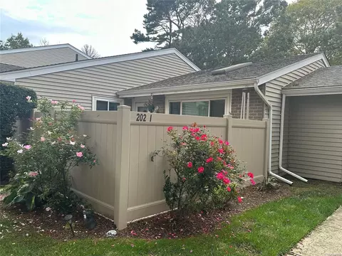 202 Springmeadow Dr #I, Holbrook, NY 11741