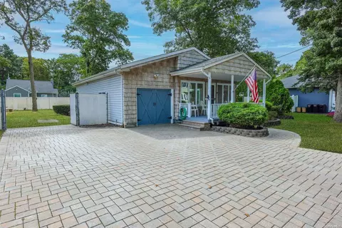 10 Charles Ave, Holbrook, NY 11741